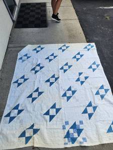 lot 461 image: Vintage Blue and White Diamond Pattern Quilt Top 68x72