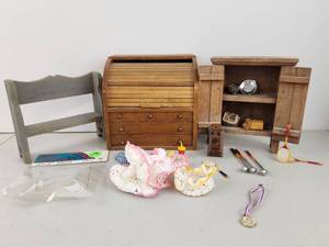lot 469 image: Vintage Doll Furniture and Accessories Lot