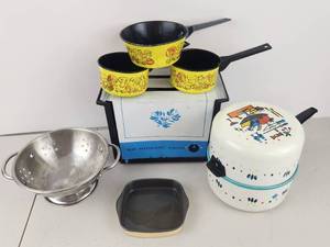 lot 475 image: Vintage Toy Lot Play Pfaltzgraff Toaster Cookware Set Tin Litho