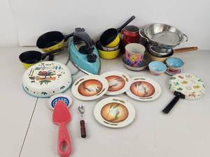 lot 476 image: Vintage Play Kitchen and Houseware Lot Tin Litho