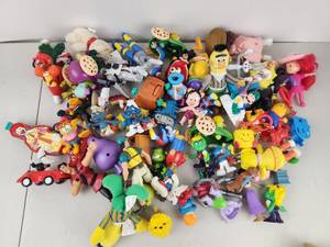 lot 493 image: Large Lot of Vintage Character Toys Garfield Smurfs & More