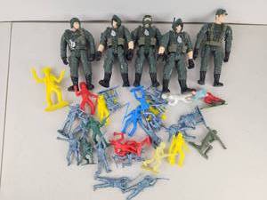 lot 504 image: Action Figure Lot Military Soldiers 20 Pieces