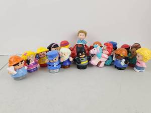 lot 513 image: Lot of 16 Fisher Price Little People Ariel Batman