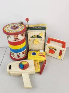 lot 514 image: Vintage Fisher-Price Toy Lot 5pc Music Box Radio Teddy Bears Picnic