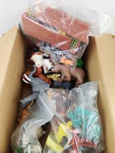 lot 518 image: Animal Figures Lot Plastic Toy Play Set Noahs Ark Vintage