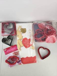 lot 531 image: Valentines Day Lot Cookie Cutters Hallmark Table Cover