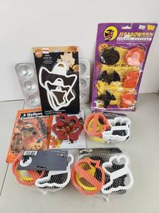 lot 538 image: Halloween Cookie Cutters Lot Wilton Ghost Bat Pumpkin