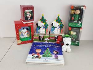 lot 553 image: Peanuts Christmas Lot Ornaments Stocking Holders & More
