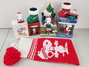 lot 554 image: Hallmark Peanuts Snoopy Christmas Lot