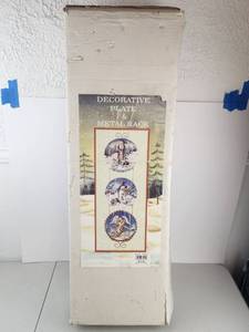lot 560 image: Decorative Plate & Metal Rack 3-Plate Holiday Display