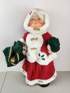 lot 567 image: Vintage Annalee Doll Winterberry Mrs. Claus w Bag of Presents