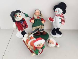 lot 572 image: Vintage Annalee Christmas Figurine Lot Snowmen Mrs. Claus Santa Head