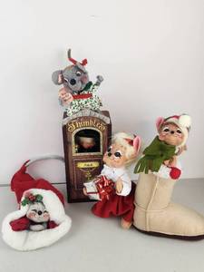 lot 573 image: Vintage Annalee 6 Christmas Figurines Lot Mice w Thimbles in Box