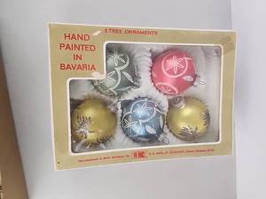 lot 584 image: Vintage S.S. Kresge Company Hand Painted Bavarian Ornaments Original Box