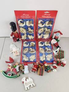 lot 598 image: Lot of Vintage Christmas Ornaments 40 Pieces
