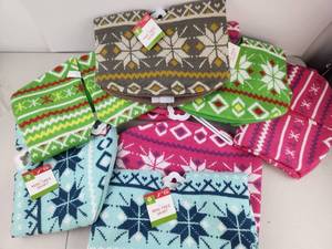 lot 613 image: Mini Tree Skirt Lot 6 Count Knit Holiday Tree Collar