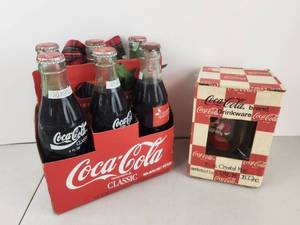 lot 625 image: Vintage Christmas Coca-Cola Lot Glass and 6 Pack