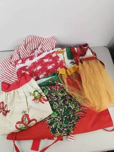 lot 626 image: Vintage Apron Lot Parisian Prints and More