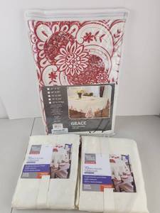 lot 629 image: Holiday Tablecloth Lot All New