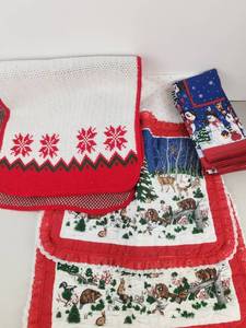 lot 631 image: Vintage Christmas Table Linens Quilted Placemats Knit Table Runners