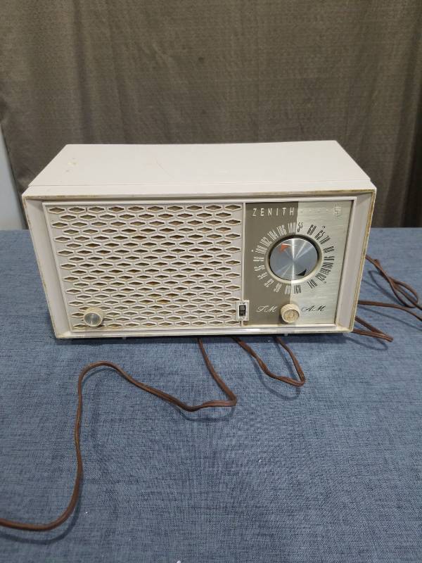 lot 166 image: Zenith H723 FM Plastic Tube Table Radio AMFM Beige
