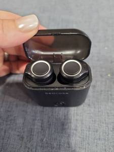 lot 782 image: Seacase True Wireless Earbuds with Charging Case