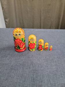 lot 784 image: Russian Nesting Dolls 5-Piece Set Yellow Red Flower Design