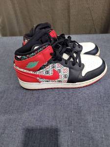 lot 794 image: Jordan 1 Retro High OG DM1208-150 Size 7Y Kids High Top Sneaker