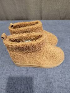 lot 813 image: BEARPAW Kids Boots Size 9 BGBH36740-TTJ