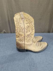 lot 828 image: Ariat Western Cowboy Boots Tan Leather Embroidered Style 34729 US 8.5D