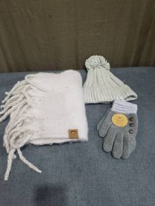 lot 848 image: 3-Piece Winter Accessory Set Scarf Beanie Gloves