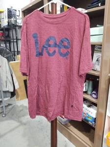 lot 853 image: Lee 2XL Regular Fit T-Shirt Maroon with Blue Logo