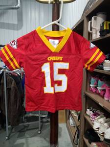 lot 872 image: NFL Team Apparel Kids Chiefs #15 Jersey Size 2T-2T-2