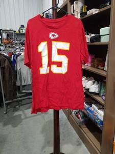 lot 875 image: Nike Kansas City Chiefs Mahomes 15 T-Shirt Red Size XXL