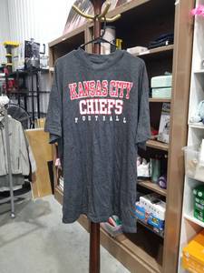 lot 876 image: Fanatics Kansas City Chiefs Football T-Shirt 2XL