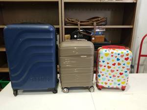 lot 913 image: Lot of 3 Spinner Luggage Suitcases Tomo Venzo Heart Pattern