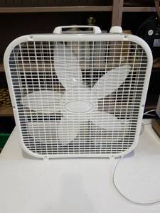 lot 918 image: Lasko Box Fan