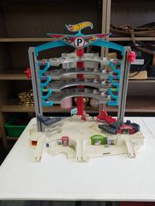 lot 929 image: Hot Wheels Parking Garage Playset with Multiple Levels and Accessories