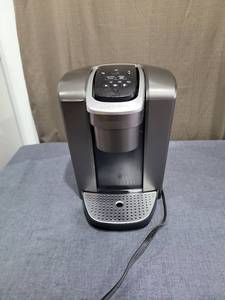 lot 942 image: Keurig Single-Serve Coffee Maker with Water Reservoir