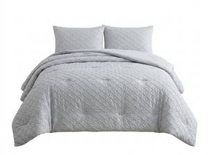 lot 11359 image: Queen Quilted Comforter with 2 Pillow cases