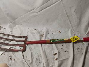 lot 34417 image: Razor Back 4-Tine GardenSpading fork