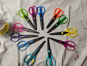 lot 34420 image: 12 pairs of Scissors