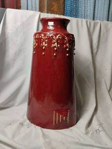 lot 34443 image: Red Asia vase