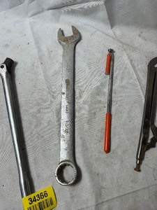 lot 34366 image: 1 12 Wrench and breaker bar