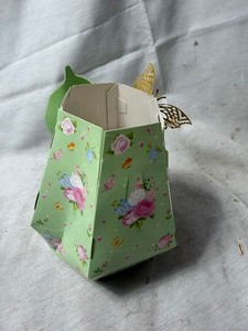 lot 34348 image: Paper vase shaped with flower designs, 6 tapestry and ribbon