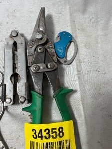 lot 34358 image: Misc scissors and Wiss right cut aviation snips