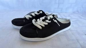 lot 656 image: New STQ Canvas Sneakers Black and White size 7