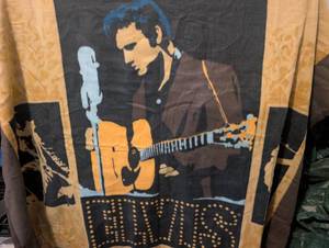 lot 1000 image: Elvis Fleece Throw Blanket with Collectible Tin&nbsp