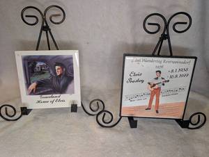 lot 1033 image: Elvis Presley Graceland Home of Elvis Plate with Metal Easel Stand - 2 ct