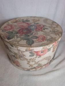 lot 1053 image: Round Hat Box with Floral Print Lid - Box Only